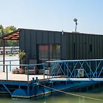 Apartment Captains Danube Houseboat -