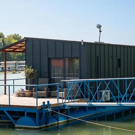 Apartment Captains Danube Houseboat -