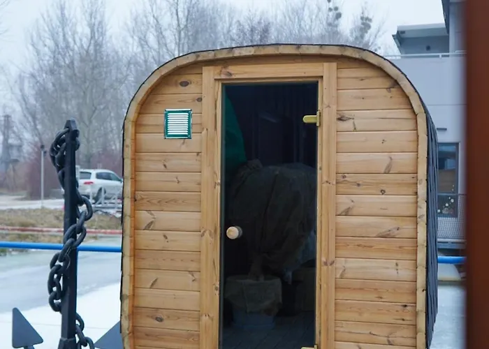 Captains Danube Houseboat - * براتسيلافا