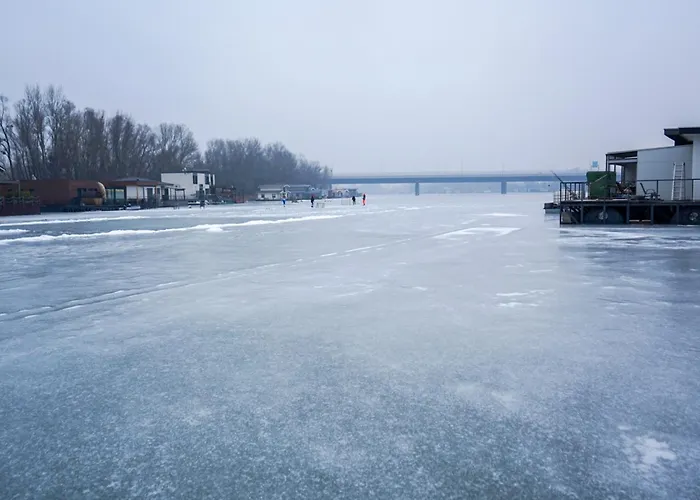 Captains Danube Houseboat - شقة