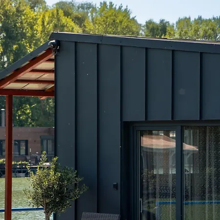 Captains Danube Houseboat - דירה