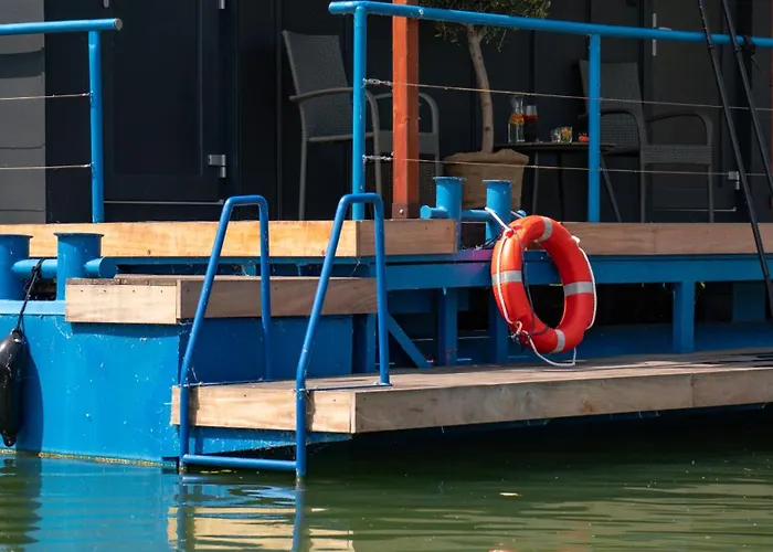 Captains Danube Houseboat - דירה