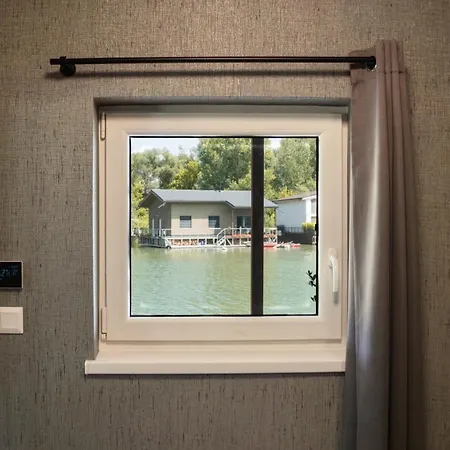 Captains Danube Houseboat - شقة